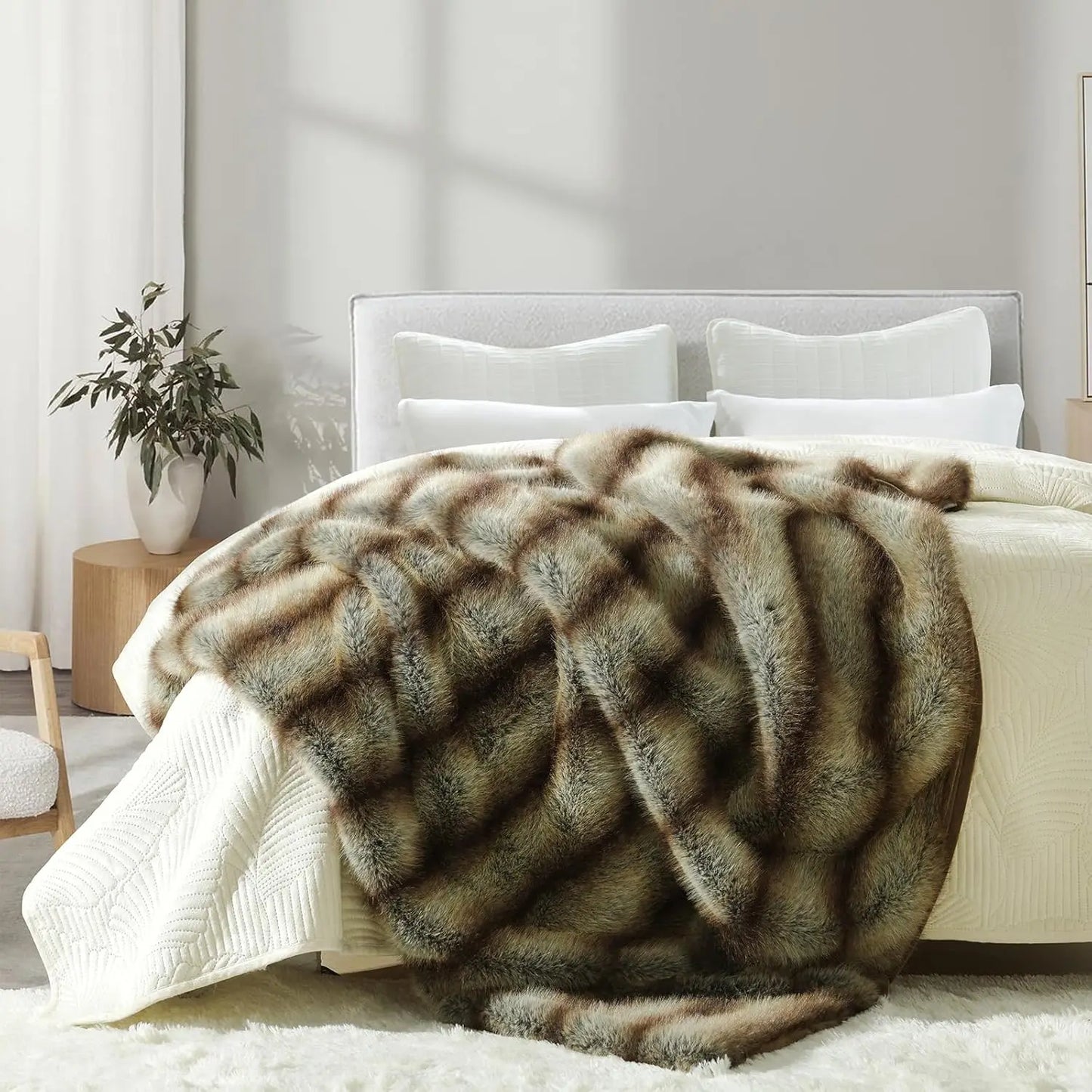 Luxurious Plush Throw Blanket With Faux Fur For Cozy Comfort